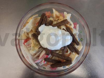 Salotos su paprikomis, krabų lazdelėmis, pomidoru, kiaušiniu ir sausainiais Žingsnis 7