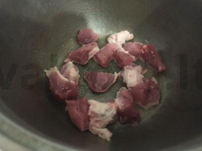 Namų plovas su kiauliena ir ciberžole katile Žingsnis 1