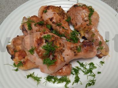 Kepti vištienos blauzdelės su kivi marinatų pagrindine nuotrauka