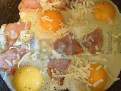 Kiaušiniai su kumpiu ir sūriu Žingsnis 4