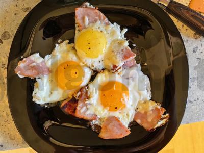 Kiaušiniai su kumpiu ir sūriu pagrindine nuotrauka