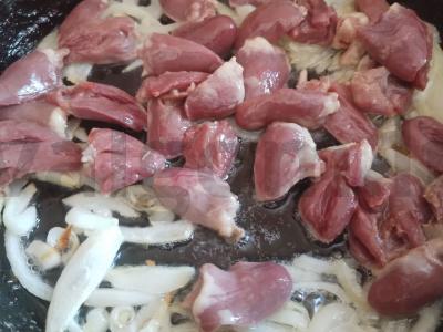 Troškinti vištienos širdelės apelsinų sultyse Žingsnis 2