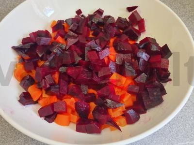 Vinegretas su marinuotais agurkais ir raudonuoju svogūnu Žingsnis 1