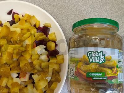 Vinegretas su marinuotais agurkais ir raudonuoju svogūnu Žingsnis 3