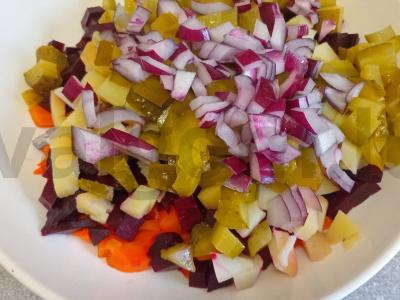 Vinegretas su marinuotais agurkais ir raudonuoju svogūnu Žingsnis 4