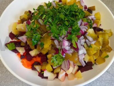 Vinegretas su marinuotais agurkais ir raudonuoju svogūnu Žingsnis 5