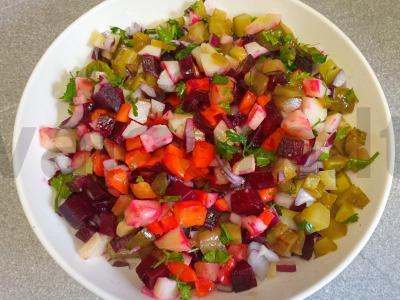 Vinegretas su marinuotais agurkais ir raudonuoju svogūnu Žingsnis 6