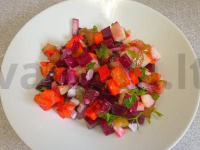 Vinegretas su marinuotais agurkais ir raudonuoju svogūnu pagrindine nuotrauka