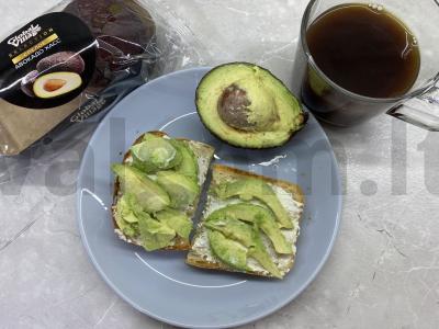 Sumuštinis su varškės sūriu ir avokadu pusryčiams pagrindine nuotrauka