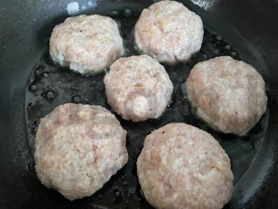 Kiaulienos kotletai su svogūnais ir duona Žingsnis 6