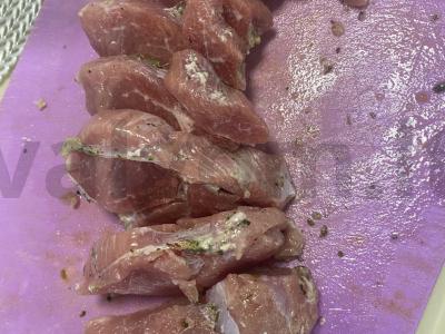 Indėnų šlaunelių medalionai česnakinėje marinate Žingsnis 1