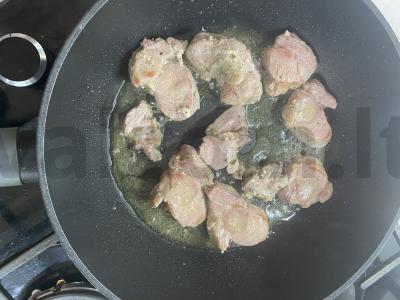 Indėnų šlaunelių medalionai česnakinėje marinate Žingsnis 3