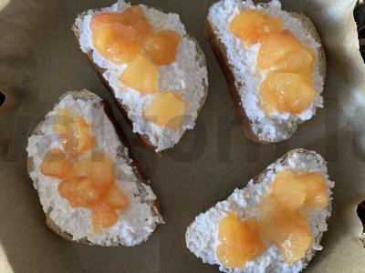 Karšti sumuštiniai su varške ir slyvomis Žingsnis 3