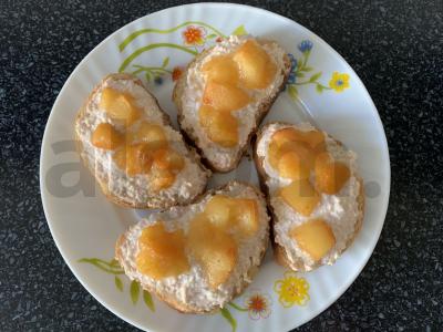 Karšti sumuštiniai su varške ir slyvomis Žingsnis 4