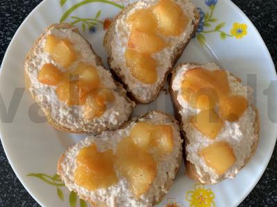 Karšti sumuštiniai su varške ir slyvomis pagrindine nuotrauka