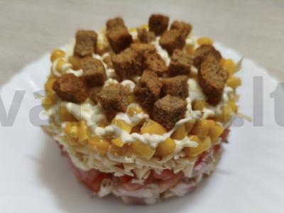 Salotos su pangasiu ir sausainiais pagrindine nuotrauka