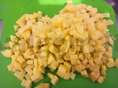 Olivje salotas su doktorine dešra ir svogūnais Žingsnis 1