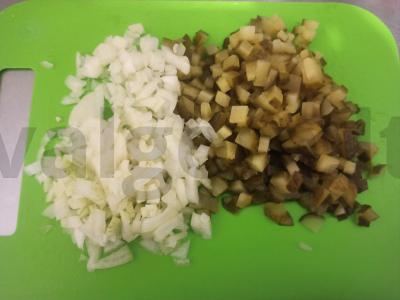 Olivje salotas su doktorine dešra ir svogūnais Žingsnis 5