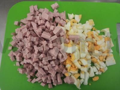 Olivje salotas su doktorine dešra ir svogūnais Žingsnis 6