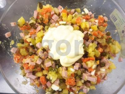 Olivje salotas su doktorine dešra ir svogūnais Žingsnis 8