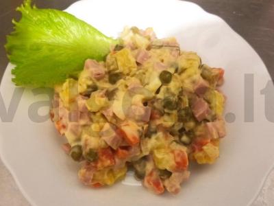 Olivje salotas su doktorine dešra ir svogūnais pagrindine nuotrauka