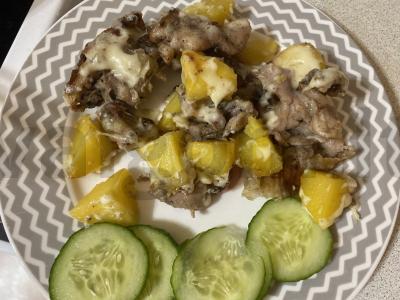 Kepta bulvė su kalakutiena po sūrio kepure pagrindine nuotrauka