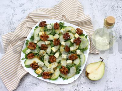 Salotos su kriauše ir dorblu sūriu pagrindine nuotrauka