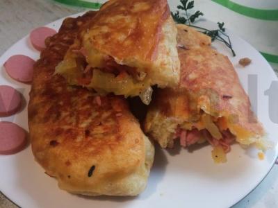 Kepti pyragėliai su kopūstais ir dešrelėmis pagrindine nuotrauka