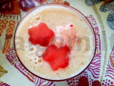 Bananų-ananasų smoothie pagrindine nuotrauka