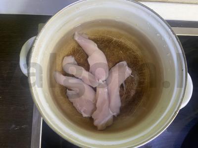 Sultingas salotas su vištiena, ananasais ir graikiniais riešutais Žingsnis 2