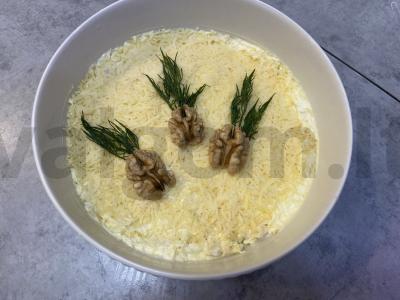 Sultingas salotas su vištiena, ananasais ir graikiniais riešutais pagrindine nuotrauka