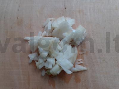 Makaronai-rageliai su snytė, pomidorų pasta ir svogūnu garnyrui Žingsnis 2