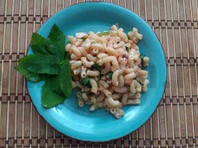 Makaronai-rageliai su snytė, pomidorų pasta ir svogūnu garnyrui pagrindine nuotrauka