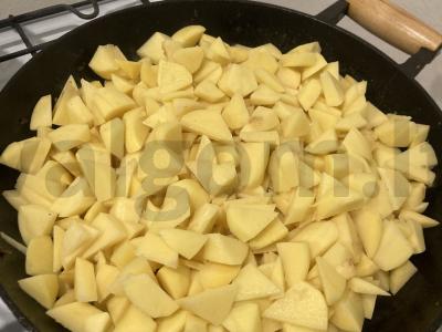 Kepta bulvė su česnaku ir svogūnais ant lašinių Žingsnis 3