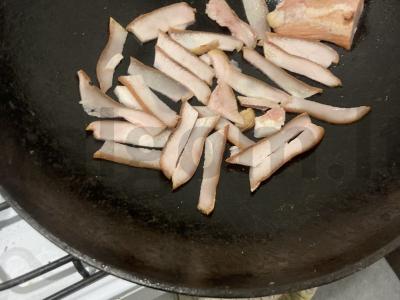 Kepta bulvė su česnaku ir svogūnais ant lašinių Žingsnis 4