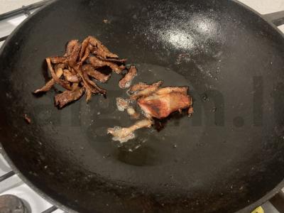 Kepta bulvė su česnaku ir svogūnais ant lašinių Žingsnis 5