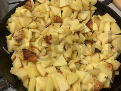 Kepta bulvė su česnaku ir svogūnais ant lašinių Žingsnis 7