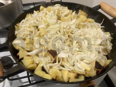 Kepta bulvė su česnaku ir svogūnais ant lašinių Žingsnis 9