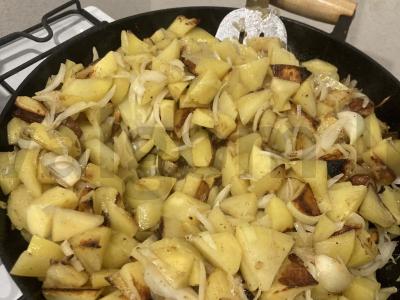 Kepta bulvė su česnaku ir svogūnais ant lašinių Žingsnis 10