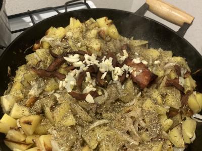 Kepta bulvė su česnaku ir svogūnais ant lašinių Žingsnis 11