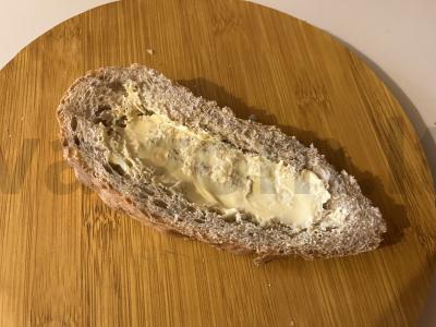 Karštas sumuštinis su lašiša ir ištirpintu sūriu Žingsnis 3