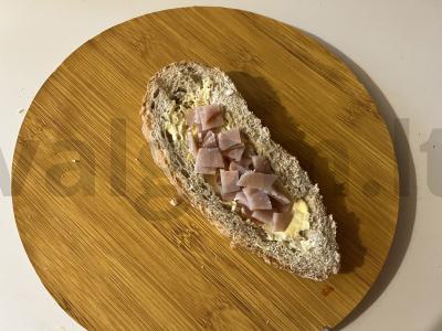 Karštas sumuštinis su lašiša ir ištirpintu sūriu Žingsnis 5