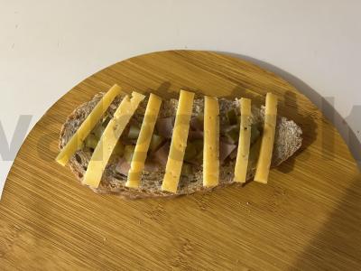 Karštas sumuštinis su lašiša ir ištirpintu sūriu Žingsnis 10