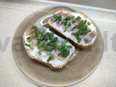 Sumuštiniai su silke ir menkių ikrais pagrindine nuotrauka