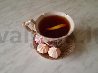 Tonizuojantis gėrimas iš šipinų su avietėmis ir citrina pagrindine nuotrauka