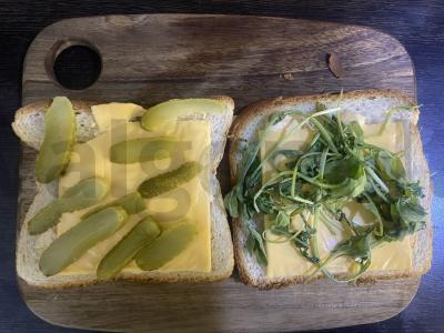 Sumuštinis su saliami ir lydytu sūriu Žingsnis 3