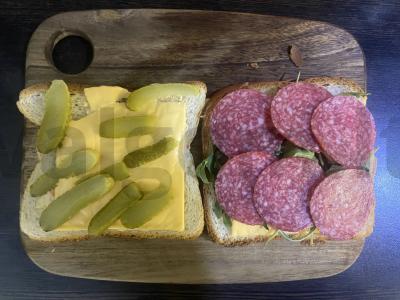 Sumuštinis su saliami ir lydytu sūriu Žingsnis 4