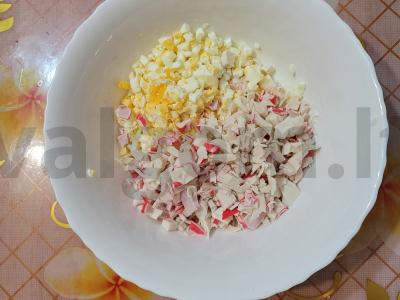 Ryškus kukurūzų salotas su krabų mėsa Žingsnis 3