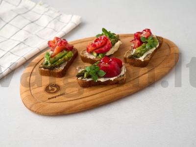 Sviestinis sumuštinis ant naminio duonos pagrindine nuotrauka