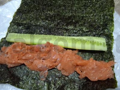 Rolas su silpnai sūdyta upėtakiu ir tobiko ikrais Žingsnis 4